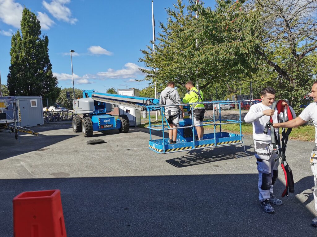 män tränar på att använda lift