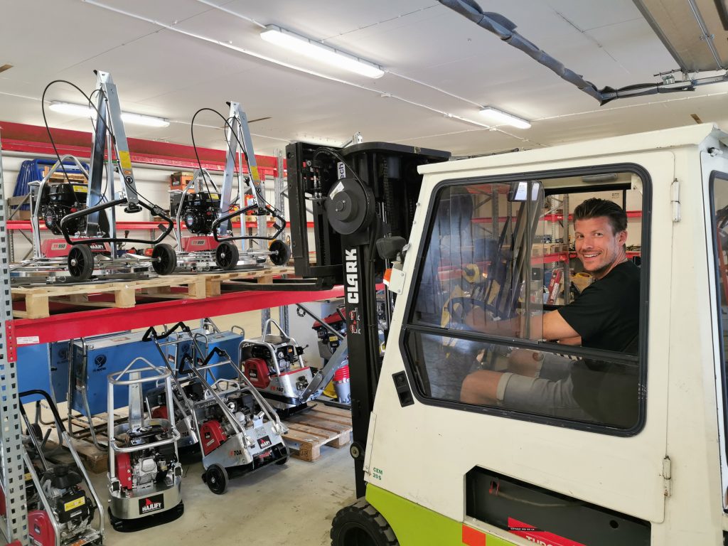 man tränar på att köra truck